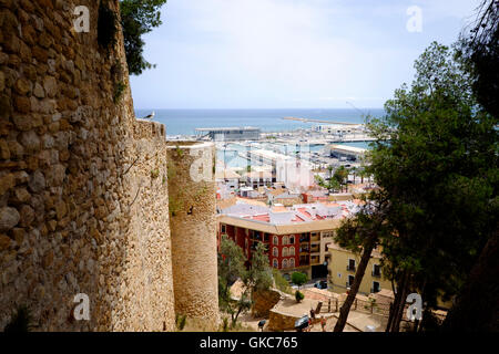Denia porto commerciale e le mura del castello di Denia Foto Stock