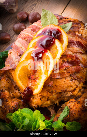 La Turchia al forno con ripieno di castagne e arancione Foto Stock