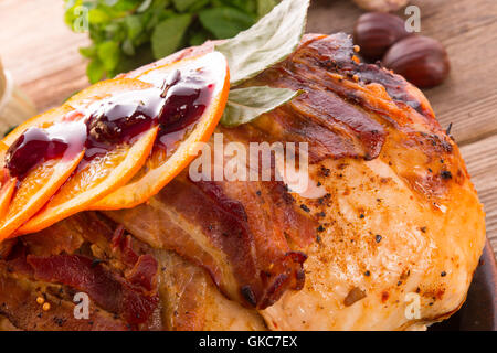 La Turchia al forno con ripieno di castagne e arancione Foto Stock