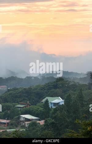 Tramonto sul cloud forest, Monteverde in Costa Rica, America Centrale Foto Stock