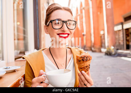 Donna con prima colazione italiana Foto Stock