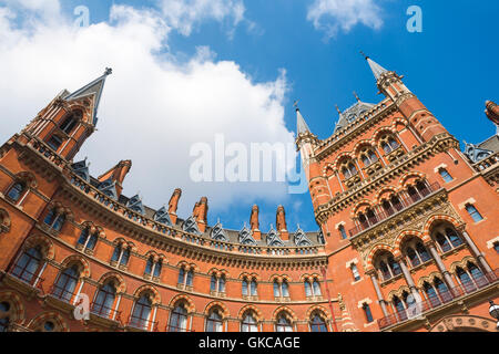 St Pancras Hotel London, con vista sul fronte del St Pancras Hotel in stile gotico vittoriano a King's Cross, Londra, Regno Unito. Foto Stock