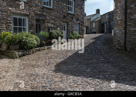 Strada di ciottoli in ammaccatura sul Yorkshire Dales Foto Stock