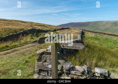 Fingerpost lungo la strada di occupazione al di sopra Dentdale Foto Stock