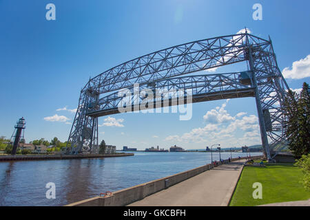 Antenna di Duluth ponte sollevatore in posizione sollevata sopra il canale pronto per una nave di passare attraverso Foto Stock