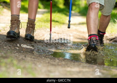 gambe di donna a piedi Foto Stock