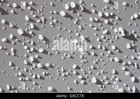 Muro Bianco spruzzato sulle con gocce Foto Stock