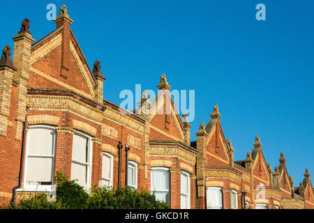 Esterno del Lion statue in the gables e pilastri della 'Lion Case " di Barnes, SW13. Foto Stock