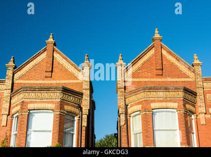 Esterno del Lion statue in the gables e pilastri della 'Lion Case " di Barnes, SW13. Foto Stock