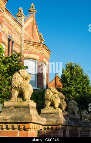 Esterno del Lion statue in the gables e pilastri della 'Lion Case " di Barnes, SW13. Foto Stock