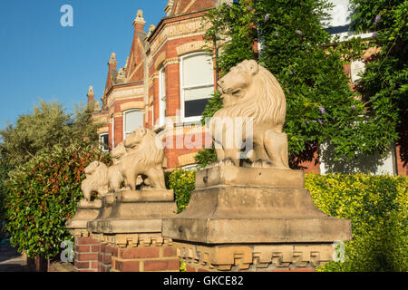 Esterno del Lion statue in the gables e pilastri della 'Lion Case " di Barnes, SW13. Foto Stock