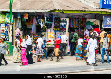 Scena di strada, Msimbazi Street, Kariakoo, Dar-es-Salaam, Tanzania Foto Stock