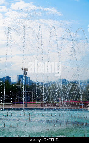 Fontana di pura acqua brillante Foto Stock