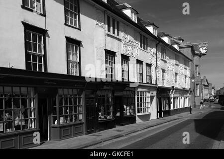 Una fila di negozi nella città di Hertford, Hertfordshire, Inghilterra. Foto Stock