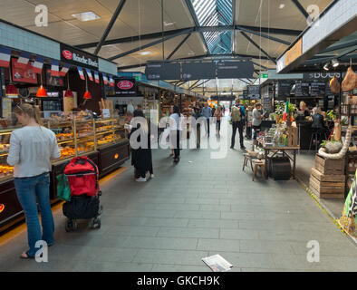 Torvehallerne, i clienti presso le numerose bancarelle prodotti alimentari in oggetto mercato alimentare a Israels Plads, Copenaghen Foto Stock