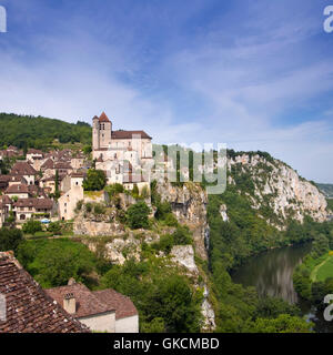 Lo storico villaggio di clifftop attrazione turistica di St Cirq Lapopie, Lot, Francia Foto Stock