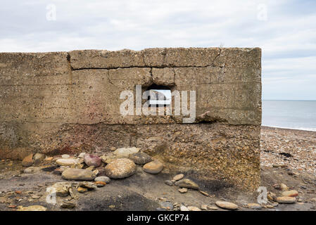 Ha rovinato i resti di una guerra mondiale II Calcestruzzo scatola di pillole sulla spiaggia Blast, naso punto, Dawdon, Seaham, County Durham, Regno Unito Foto Stock