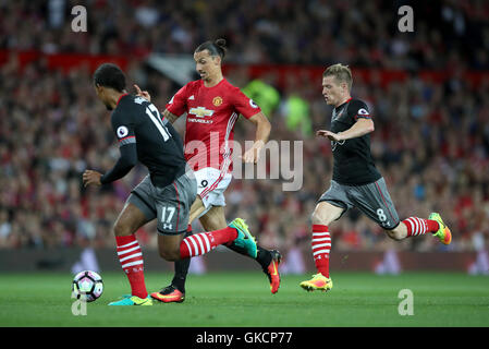 Il Manchester United Zlatan Ibrahimovic (centro) prende su Southampton Virgilio van Dijk (sinistra) e Steven Davis durante il match di Premier League a Old Trafford, Manchester. Foto Stock