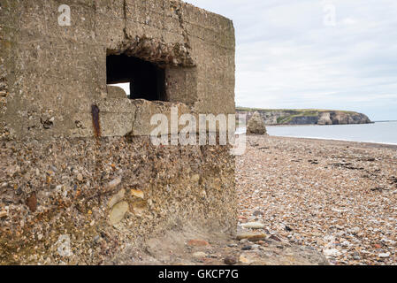 Ha rovinato i resti di una guerra mondiale II Calcestruzzo scatola di pillole sulla spiaggia Blast, naso punto, Dawdon, Seaham, County Durham, Regno Unito Foto Stock