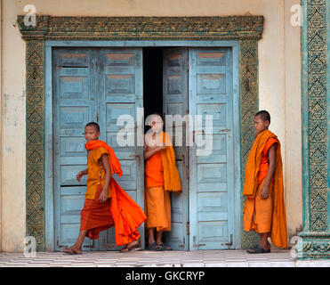 Tre giovani monaci buddisti in arancione vesti a Siem Reap scuola,Cambogia,Asia Foto Stock