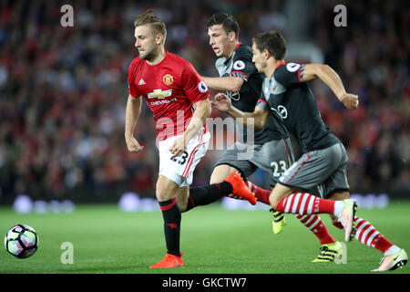 Il Manchester United Luca Shaw (sinistra) che fugge da Southampton Hojbjerg Pierre-Emile (centro) durante il match di Premier League a Old Trafford, Manchester. Foto Stock