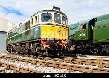 Classe 33 D6575 in BR Green attende accanto alla sua regione meridionale 35006 partner a Toddington depot sul GWSR Foto Stock