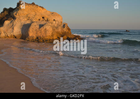 Chiringuitos spiaggia al tramonto durante l'estate. Albufeira Algarve Foto Stock