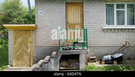 VILNIUS, Lituania - 10 luglio 2016: facciata dei semplici mattoni casa numero 19 nel giardino associazione su Kalorijos Street 4. Foto Stock