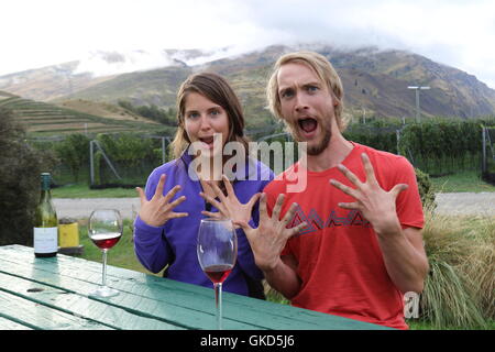 Selettori di uva godendo il loro dopo il lavoro del vino a Felton Strada Vini, Bannockburn di Central Otago, Nuova Zelanda Foto Stock