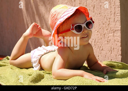 Little baby in panama sdraiati al sole. orizzontale. Foto Stock