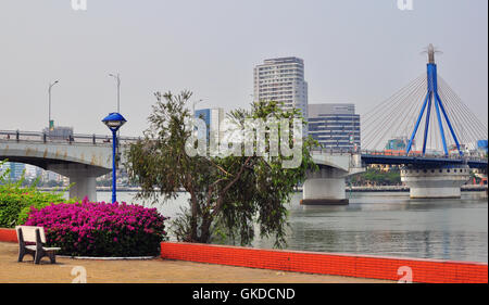 DA NANG, VIETNAM - MARZO 19: Panorama di Da Nang skyline della città il 19 marzo 2015. Da Nang è la terza città più grande del Vietnam. Foto Stock