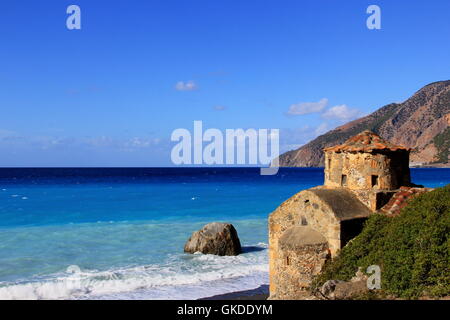 Cappella presso il mare blu turchese in Creta, Grecia Foto Stock