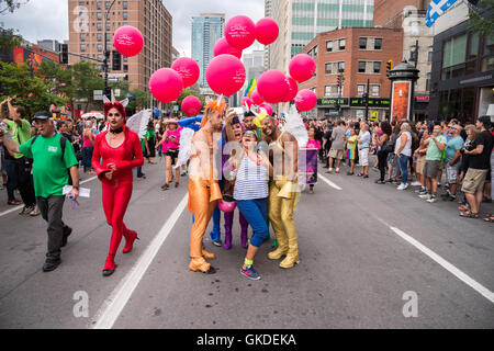 Montreal, CA - 14 agosto 2016: giovane donna prendendo un selfie con ballerini a Montreal Gay Pride Parade Foto Stock