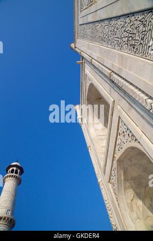 Particolare del mausoleo del Taj Mahal, calligrafia degli insegnamenti del Corano in scrittura araba su arco pishtaq, Agra Uttttar Pradesh Foto Stock