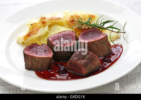 Bistecca di cervo con crema di patate al forno Foto Stock