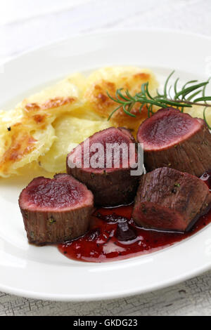 Bistecca di cervo con crema di patate al forno Foto Stock