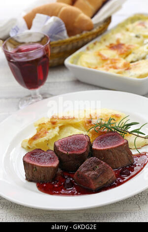 Bistecca di cervo con crema di patate al forno Foto Stock