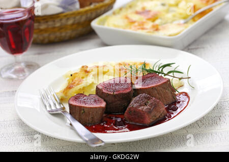 Bistecca di cervo con crema di patate al forno Foto Stock