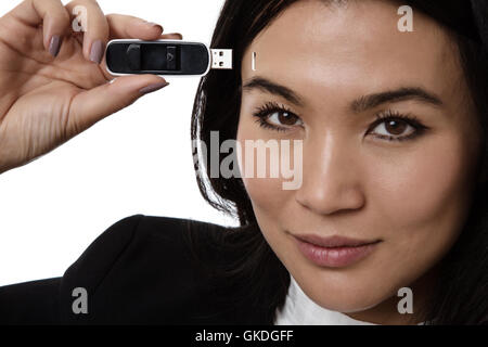 Business donna collegando un disco rigido USB in suo cervello Foto Stock