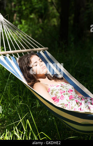 Giovane donna che dorme in un hammoc Foto Stock