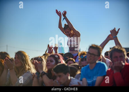 I frequentatori del festival presso il Festival Boardmaster, Cornovaglia 2016 Foto Stock