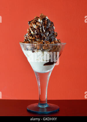 Un grande bicchiere di deliziosi gelati con abbondanza di topping Foto Stock