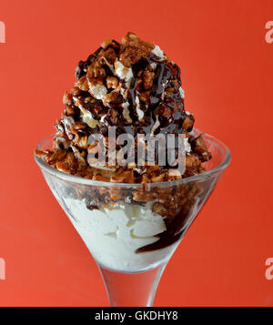 Un grande bicchiere di deliziosi gelati con abbondanza di topping Foto Stock