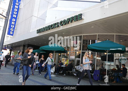 Un lato di caffè Starbucks sulla giornata soleggiata nel centro cittadino di Vancouver Foto Stock