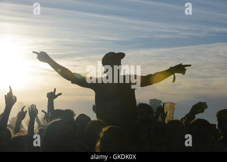 I frequentatori del festival al 2016 Boardmasters Surf e il festival di musica Foto Stock