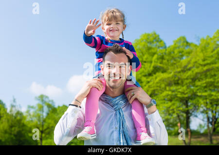 Padre e figlia in un prato estivo Foto Stock