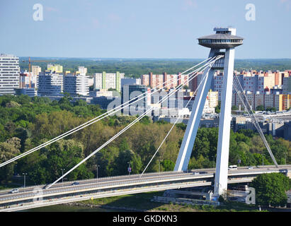 Novy più ponte che attraversa il fiume Danubio a Bratislava, in Slovacchia. Foto Stock