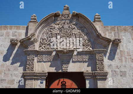 Ornati in pietra scolpita entrata del XVIII secolo in stile barocco spagnolo casa coloniale di Arequipa, Perù Foto Stock