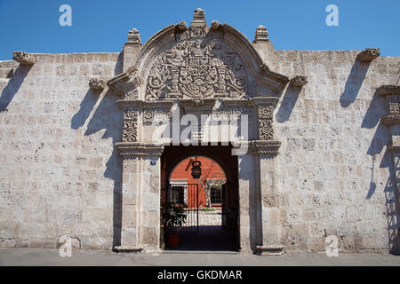 Ornati in pietra scolpita entrata del XVIII secolo in stile barocco spagnolo casa coloniale di Arequipa, Perù Foto Stock