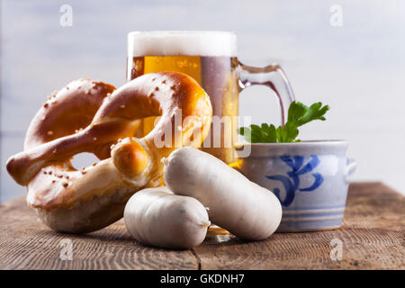 Weisswurst bavarese mit bretzel und bier Foto Stock